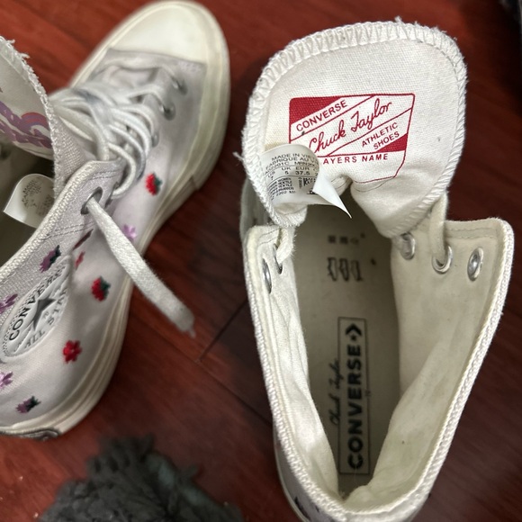 Converse White High-Top Sneakers with Floral Design - Picture 5 of 6
